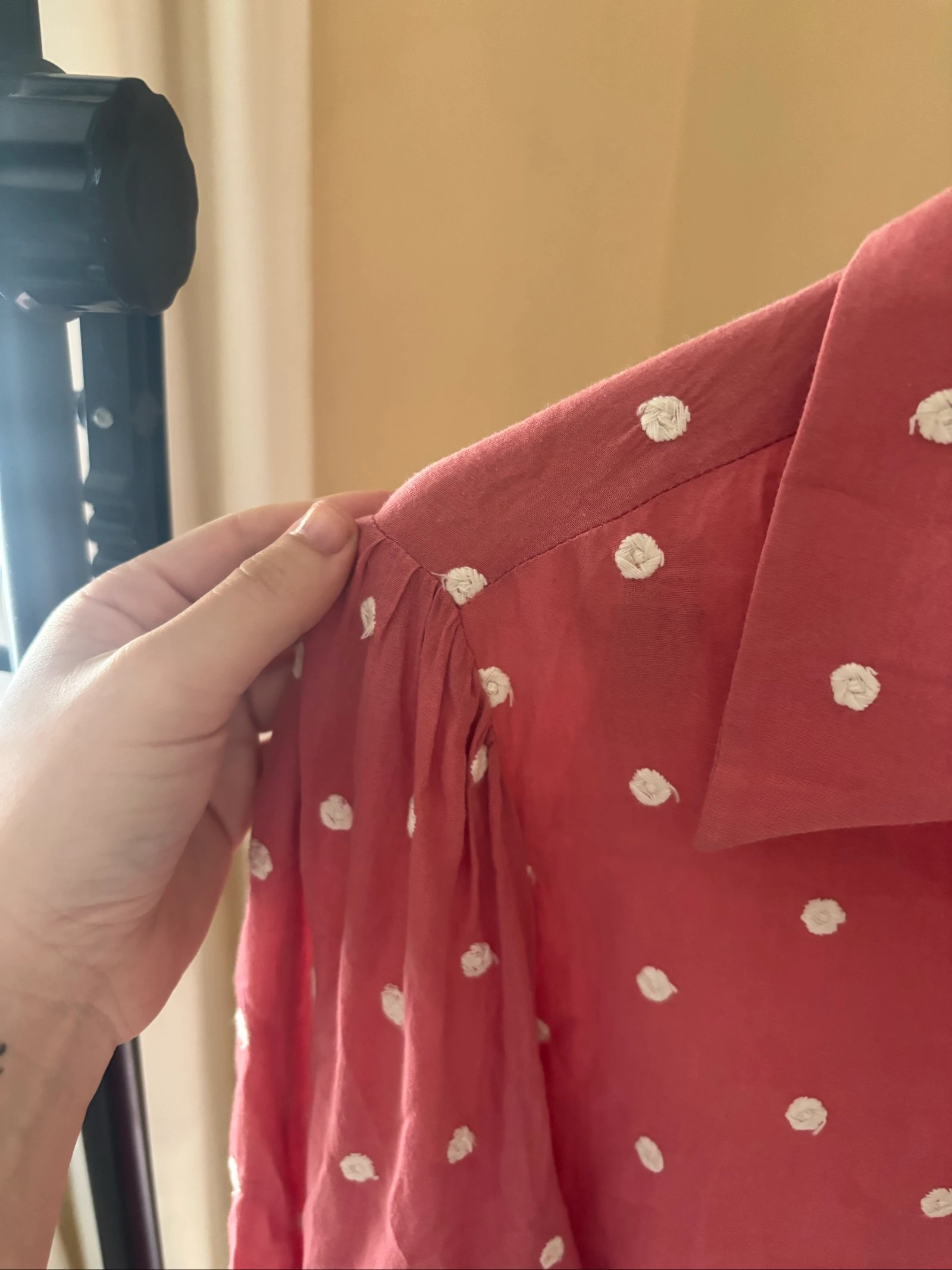 Camisa rosa con apliques blancos – photo 5